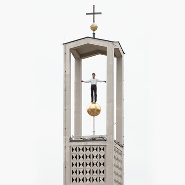 Mann im Turm, Kassel, 2012, Sankt Elisabeth, Kassel Aluminum, farbig gefasst und Epoxidharz, vergoldet, Höhe: ca. 200 cm Foto: Stephan Balkenhol