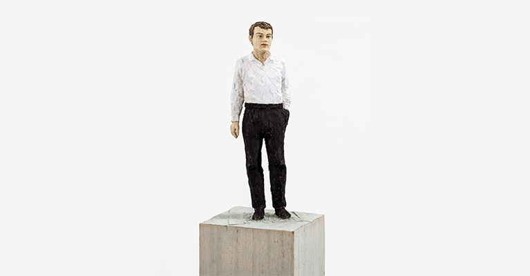 Mann mit weißem Hemd und schwarzer Hose, 2015, Wawaholz, farbig gefasst, 169 × 29 × 24,4 cm, Foto: Peter Hinschläger