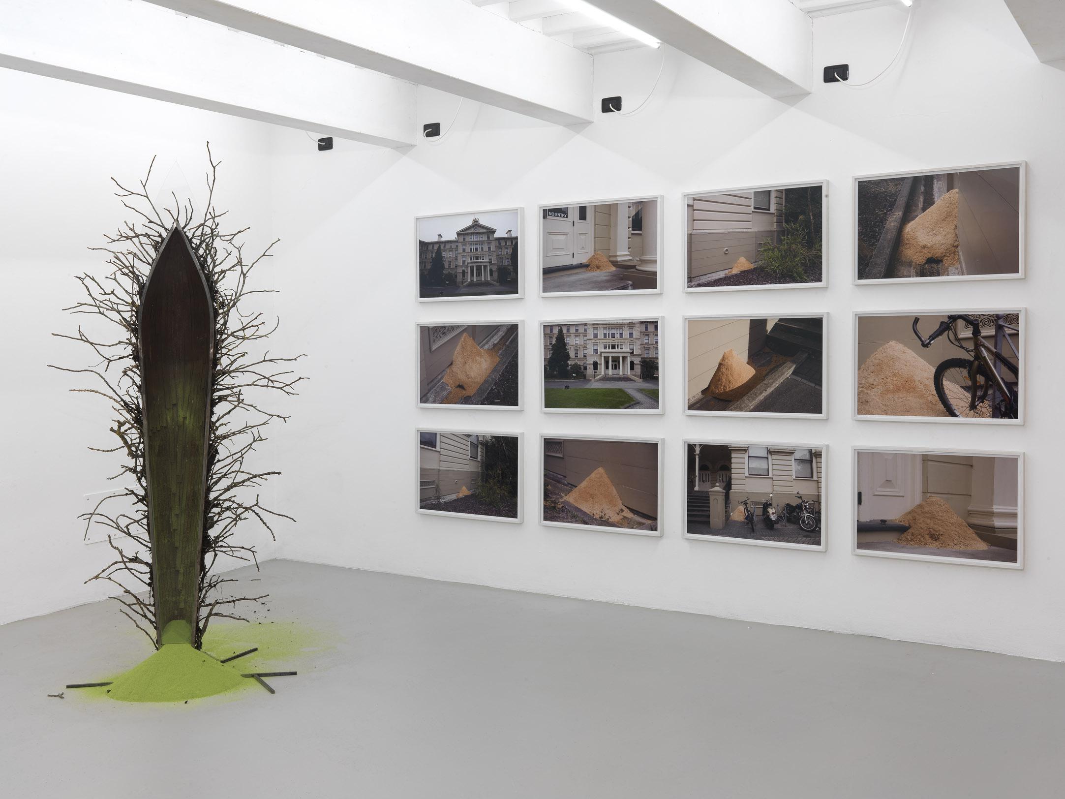 Ansicht der Ausstellungsräume in Vorno:
ROB PRUITT, Esprit des Corps, SUE WILLIAMS,
Blue One; DOROTHY IANNONE, Think you
there was…; ANSELM REYLE, Untitled;
Courtesy the artists und Collezione Gaddi