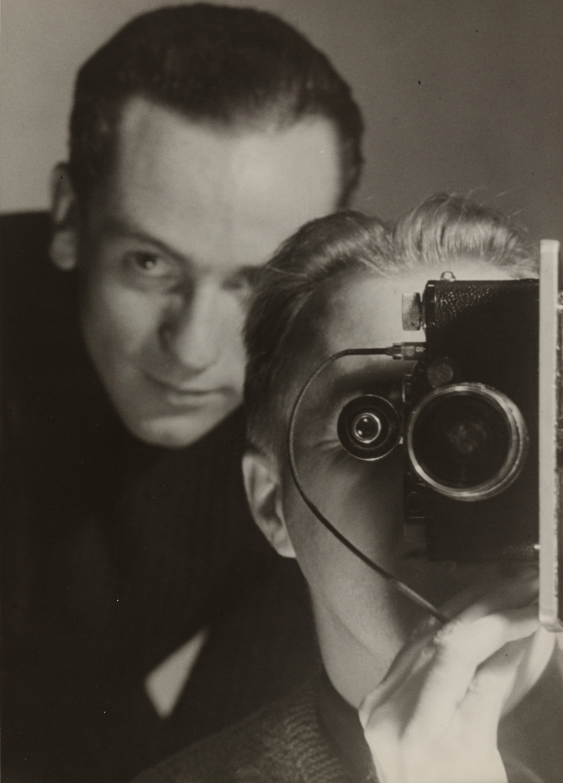 Maurice Tabard, Untitled (Self-Portrait with Roger Parry), c. 1936, Silbergelatine-Druck, 23.5 x 16.8 cm, The Museum of Modern Art, New York, Thomas Walther Collection. Gift of Thomas Walther - Digital Image © 2021 The Museum of Modern Art, New York/Scala, Florence