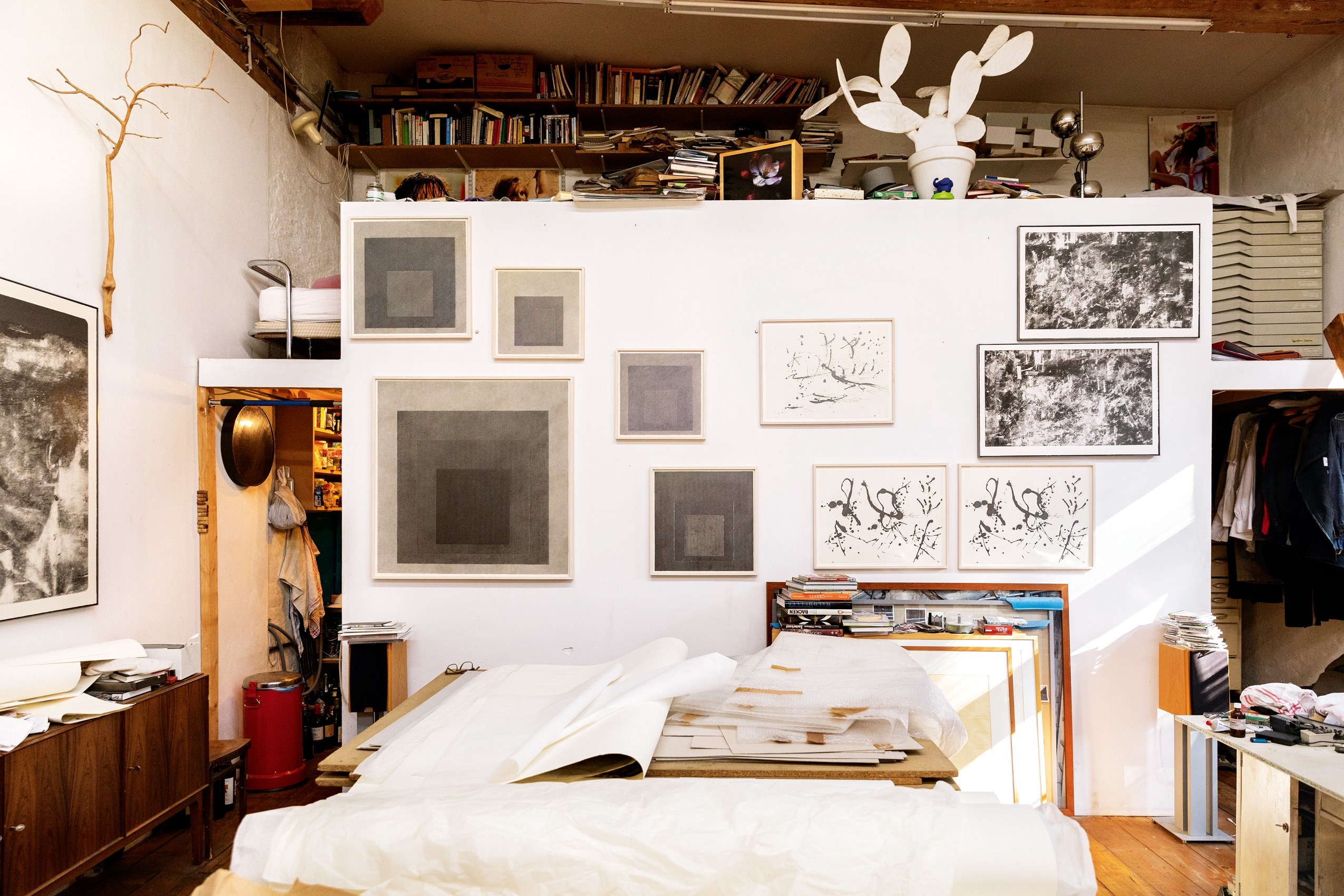 Atelieransicht mit den Serien zu Josef Albers 
und Pollock, Foto: Xandra M. Linsin