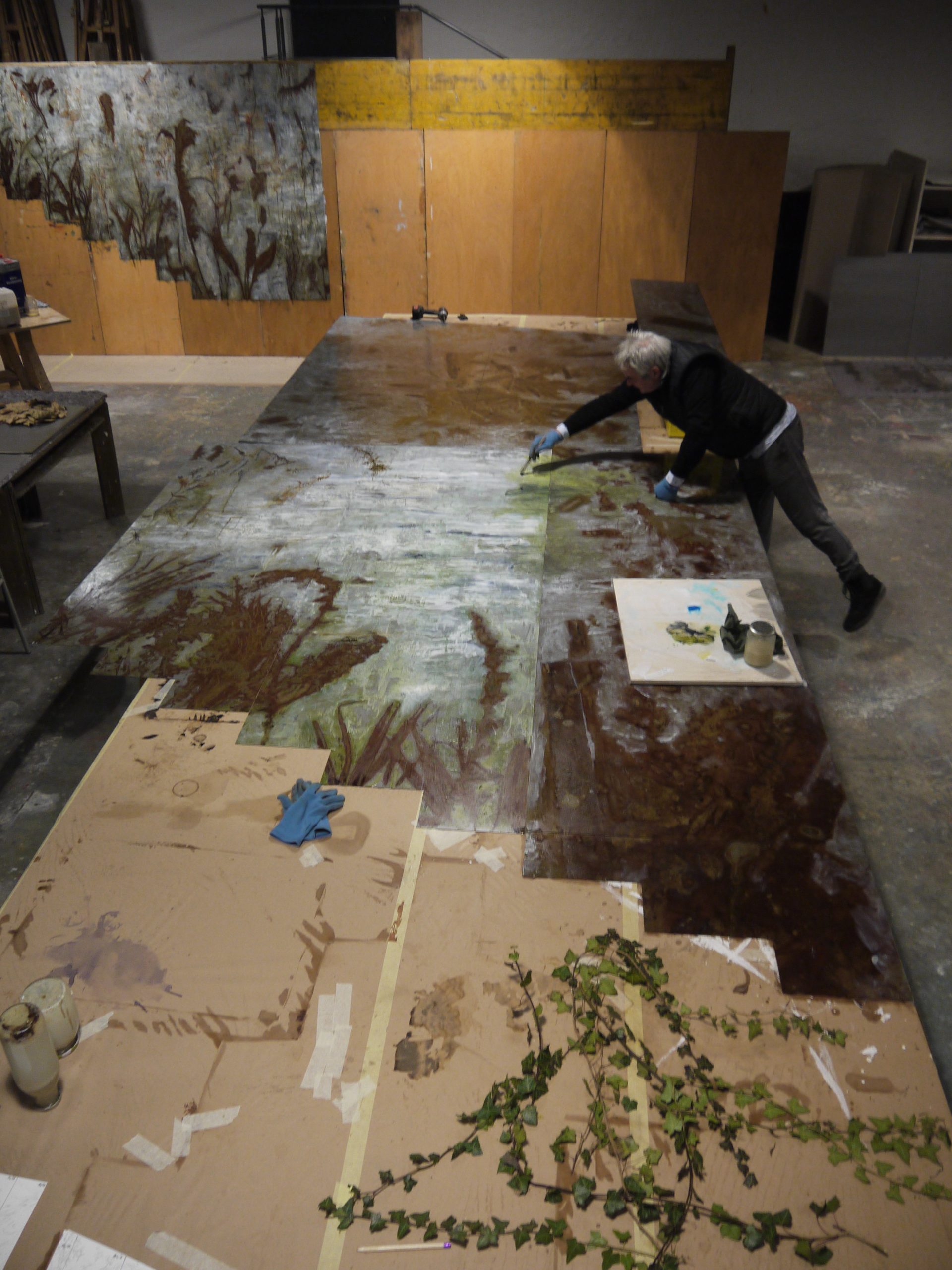 Paul Renner bei der Arbeit mit den Pflanzen, Foto: Christian Schramm