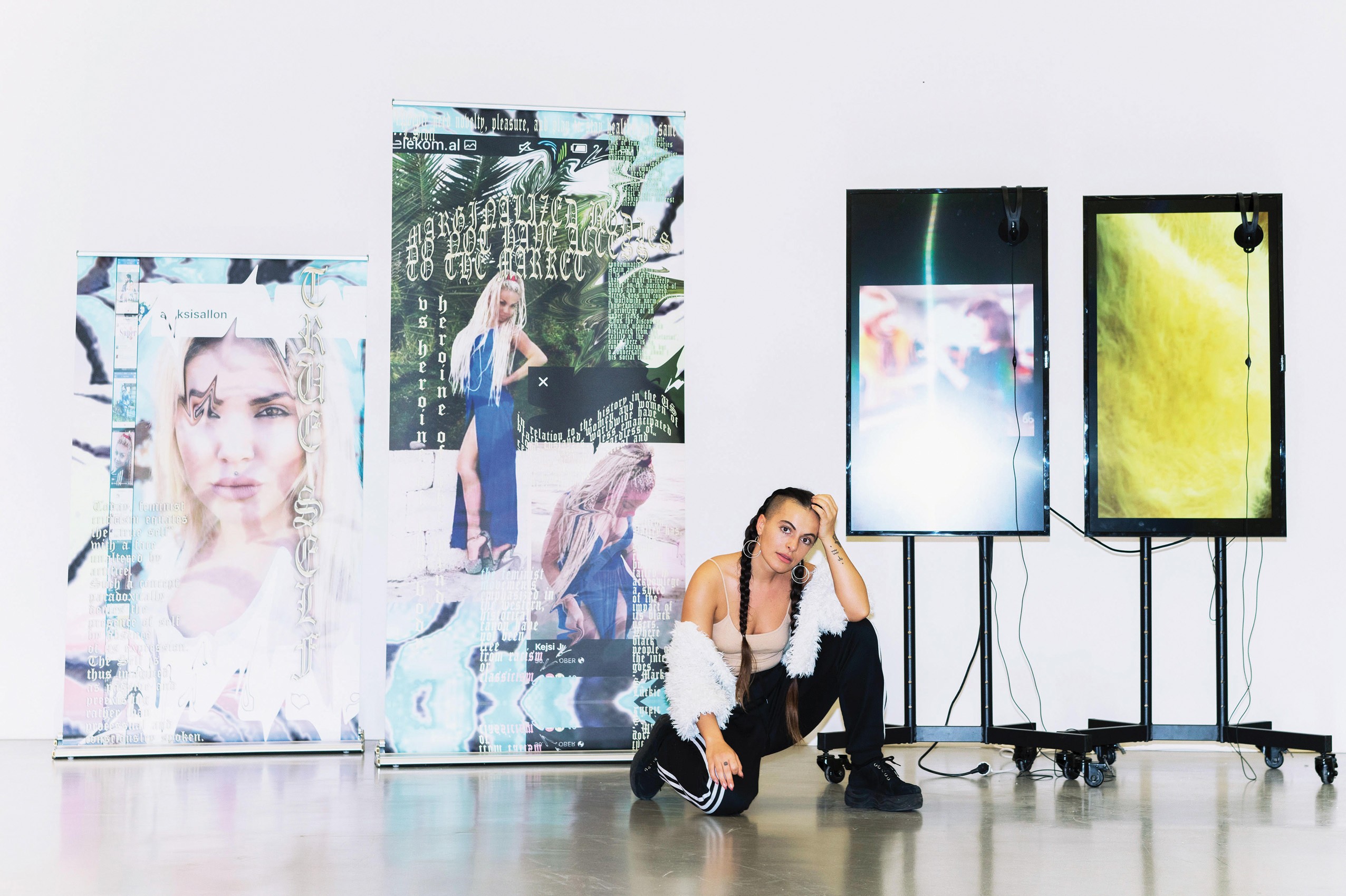 Portrait Anna Ehrenstein sitzend im Atelier © 
Lilly Pfalzer