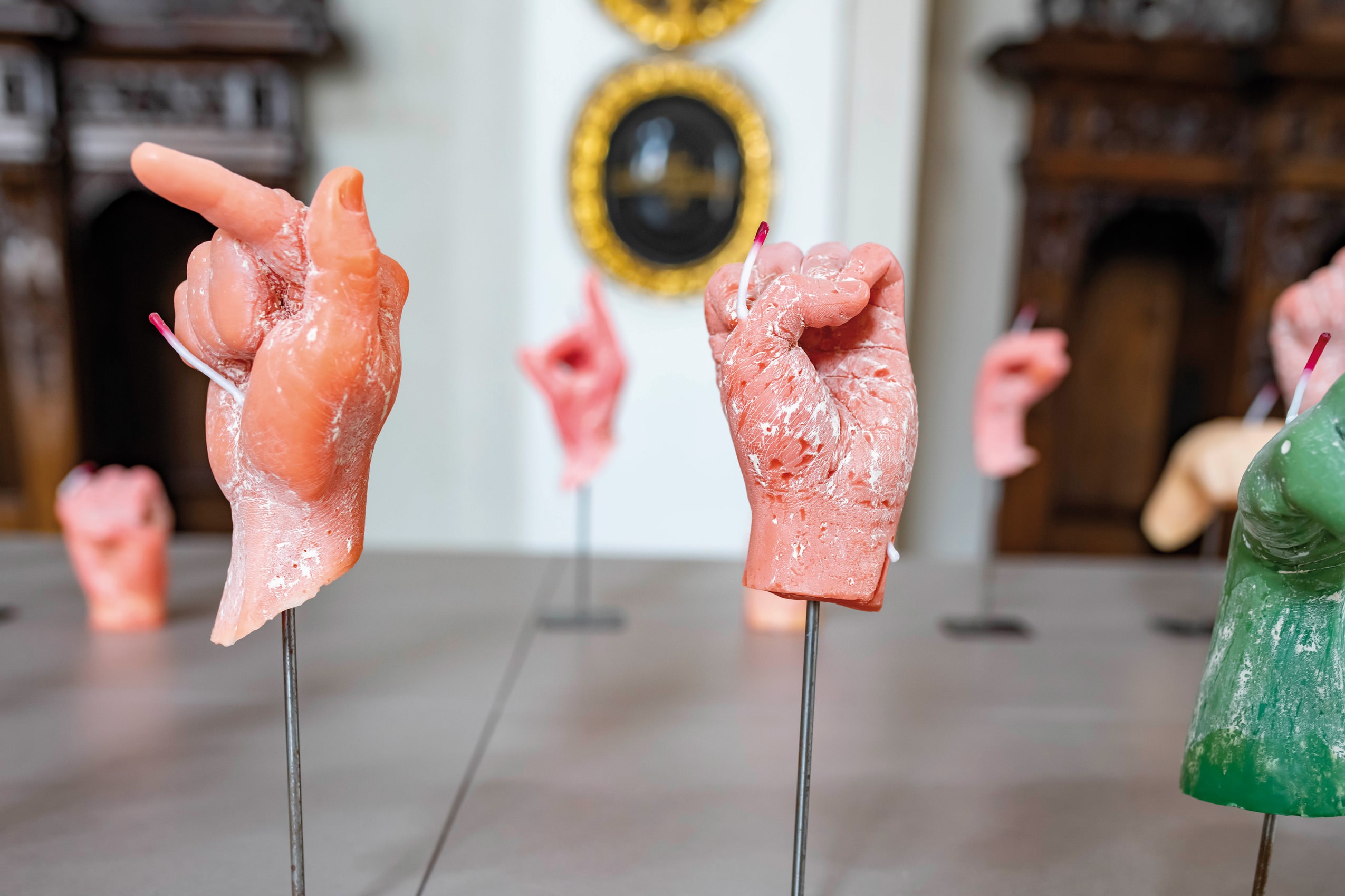 Zenita Komad, Liebe deinen Nächsten, Sehr, 2021, 
Wachsabgüsse mit Dochten, Jesuitenkirche Hall