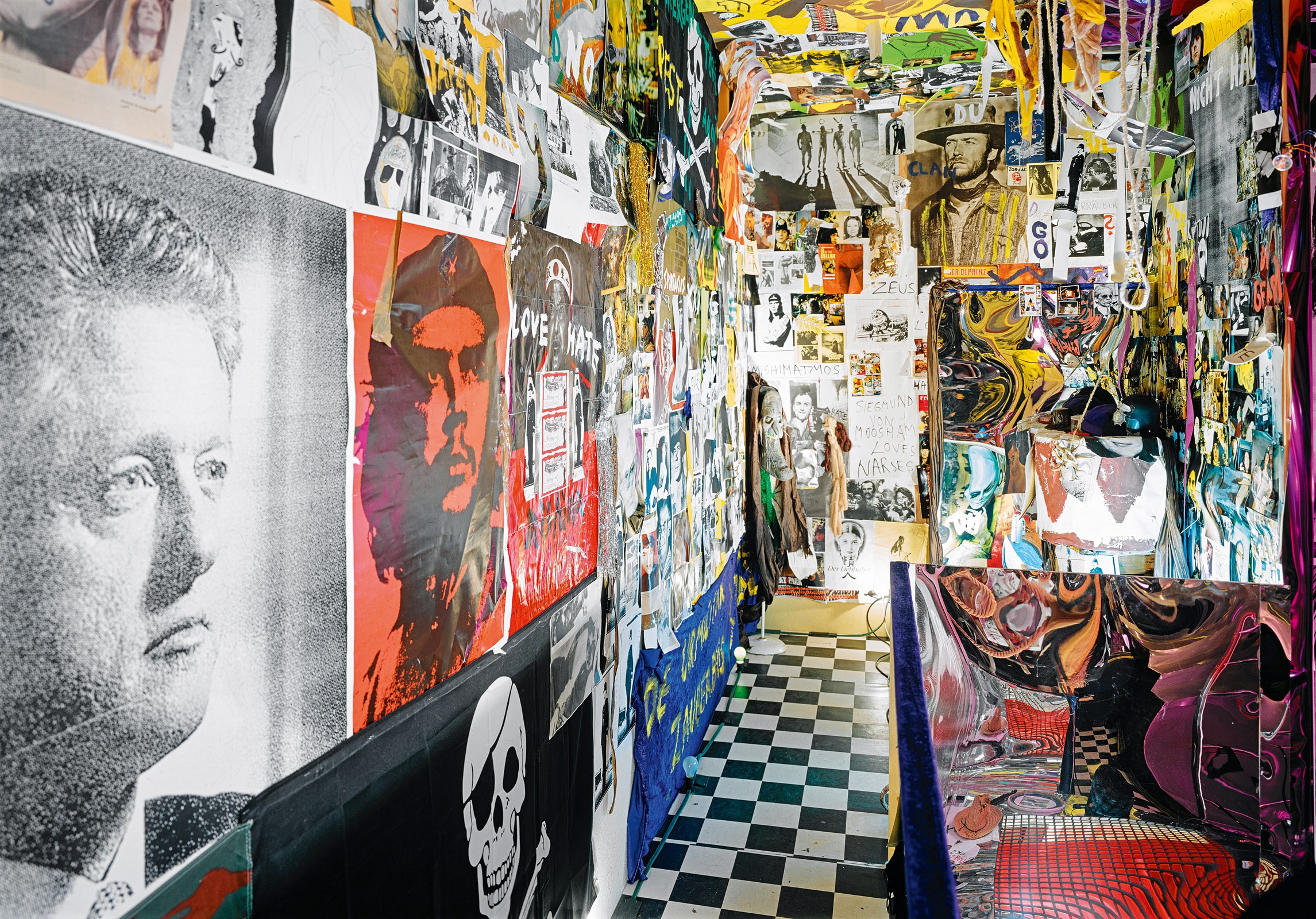 Jonathan Meese, "Ahoi De Angst – Be Dorian Gray", 1998, Mixed Media, 500 x 600 x 1.300&nbsp;cm /Foto: Jochen Littkemann