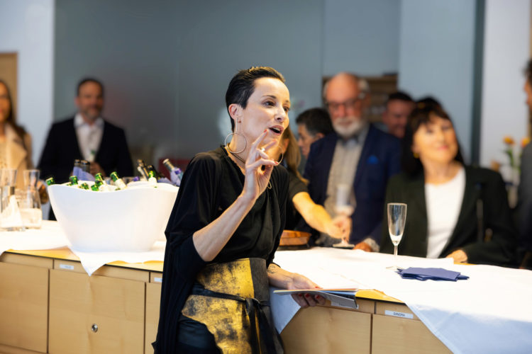 Francesca Interlenghi bei der Präsentation des Konzepts zur Neugestaltung der Räumlichkeiten des Private Banking der Tiroler Sparkasse