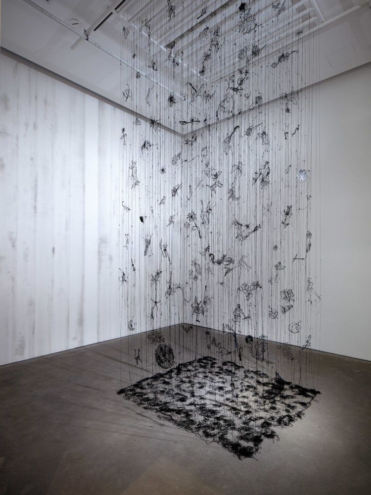 Auf den Grund schauen, 2021, H500 x B200 x T170 cm, Filament, Faden / Installation