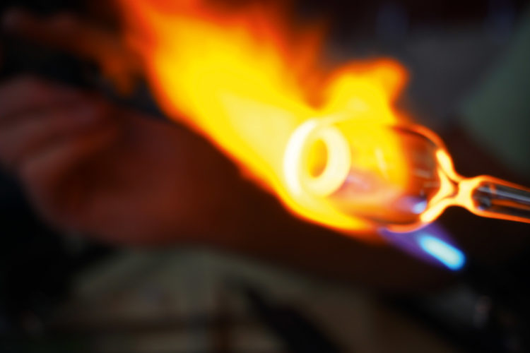 Schnapsglas im Blasprozess - Flamme des Tischbrenners, Foto: stayinart-Hugo V. Astner