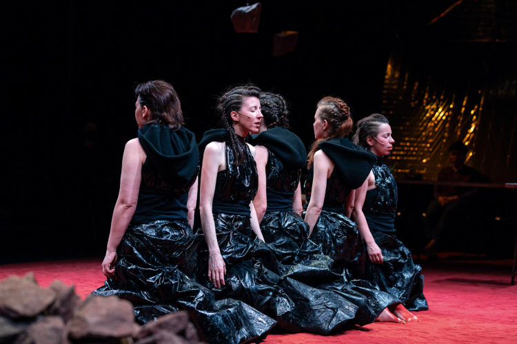 Kein passives Aufnehmen des Gezeigten: Das Theaterstück »Anthropos, Tyrann (Ödipus)« brachte neben dem Schauspiel auch die Diskussion auf die Bühne. Wissenschaftler:innen, Künstler:innen und Publikum kamen in einen Austausch zum wohl wichtigsten und bedrohlichsten Thema unserer Zeit: dem Klimawandel. Fotos: Vereinigte Bühnen Bozen / Luca GuadagniniStoppa