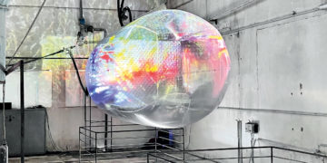 Norbert Brunner, „timepill I“ aus dem
fortlaufenden Projekt „timepill“, 2001,
l = 450cm/ D=200cm, PU und PVC Folie,
Klebefolienpunkte, Video, Foto: Norbert
Brunner, Ausstellung Kugelmühle Feldbach
„stop!“, 2022